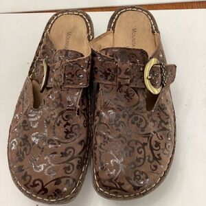 Mountain sole leather clogs size 8